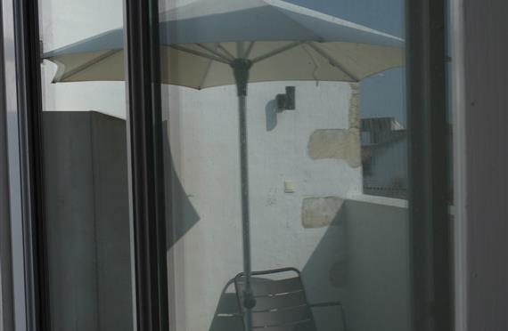 Terrasse avec parasol a l'hotel le senechal