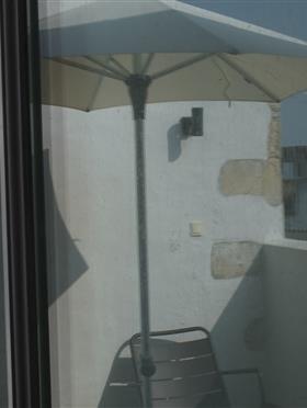 Hotel Ile de ré avec chambre elegante Terrasse avec parasol