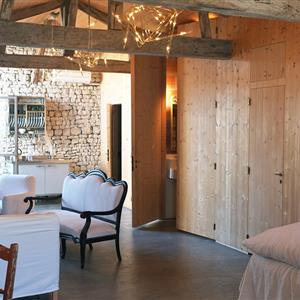 Loft avec coin salon et cheminée - Hôtel le Sénéchal
