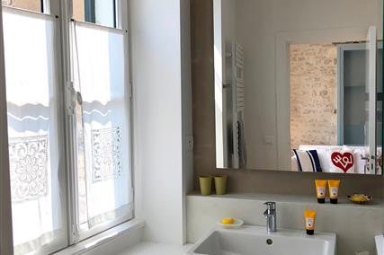 Hotel Ile de ré avec chambre elegante salle de bains avec douche 